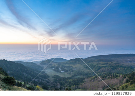 《群馬県》渋峠の夜明け・国道最高地点の眺め 119837929