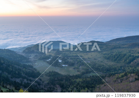 《群馬県》渋峠の夜明け・国道最高地点の眺め 119837930