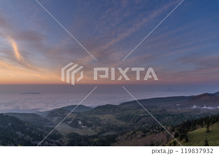 《群馬県》渋峠の夜明け・国道最高地点の眺め 《群馬県》渋峠の夜明け・国道最高地点の眺め 119837932