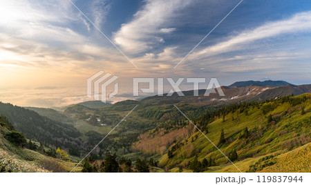 《群馬県》渋峠の夜明け・国道最高地点の眺め 119837944