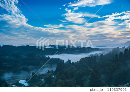 【新潟県】霧が発生した秋の星峠・棚田 119837991