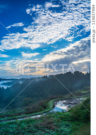 【新潟県】霧が発生した秋の星峠・棚田 119837994