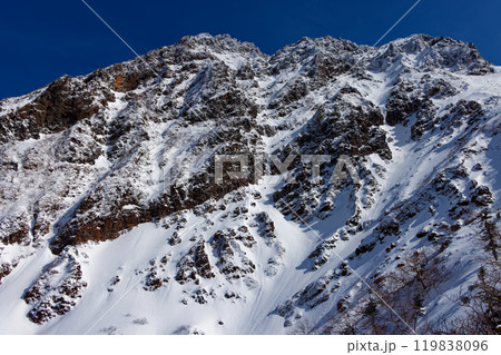 文三郎道から見上げる厳冬の八ヶ岳・赤岳 文三郎道から見上げる厳冬の八ヶ岳・赤岳 119838096