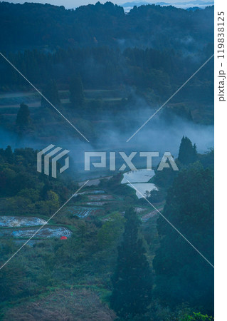 【新潟県】霧が発生した秋の星峠・棚田　早朝 119838125