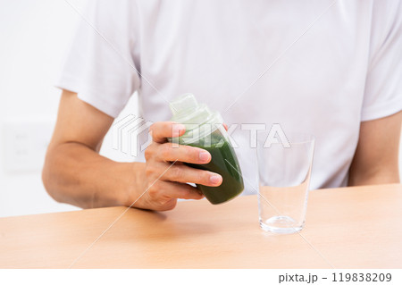 青汁をシェイカーで混ぜる 青汁をシェイカーで混ぜる 119838209