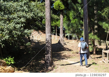 トレッキングでコースを歩く男性 トレッキングでコースを歩く男性 119838297