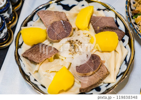 伝統的なカザフスタンの食べ物「ベスバルマク (ベシバルマク)」 伝統的なカザフスタンの食べ物「ベスバルマク (ベシバルマク)」 119838348