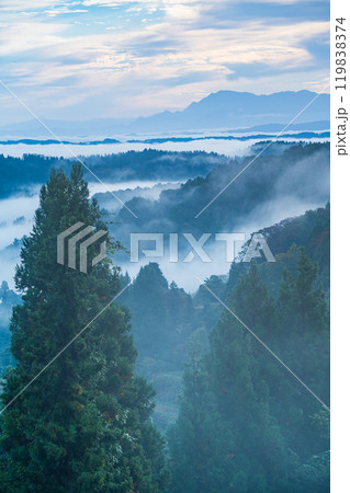 【新潟県】霧が発生した秋の星峠・棚田　夜明け 119838374