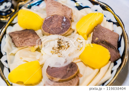 伝統的なカザフスタンの食べ物「ベスバルマク (ベシバルマク)」 伝統的なカザフスタンの食べ物「ベスバルマク (ベシバルマク)」 119838404
