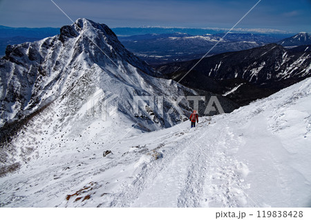 八ヶ岳連峰・赤岳稜線を行く登山者と阿弥陀岳・北アルプスの山並み 119838428