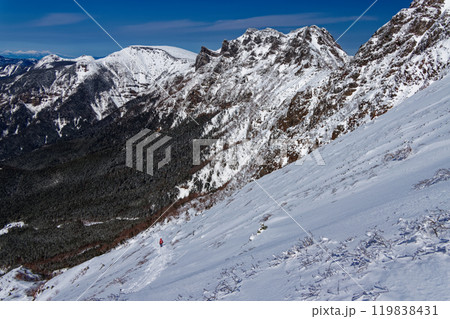 文三郎道を行く登山者と八ヶ岳連峰・横岳・硫黄岳と天狗岳 文三郎道を行く登山者と八ヶ岳連峰・横岳・硫黄岳と天狗岳 119838431