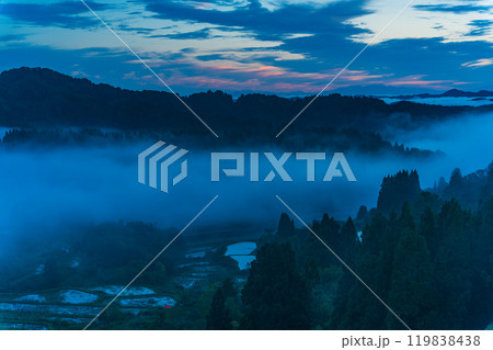 【新潟県】霧が発生した秋の星峠・棚田 夜明け 【新潟県】霧が発生した秋の星峠・棚田 夜明け 119838438