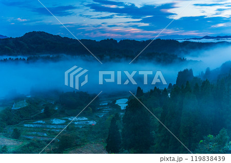 【新潟県】霧が発生した秋の星峠・棚田　夜明け 119838439