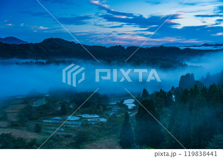 【新潟県】霧が発生した秋の星峠・棚田　夜明け 119838441