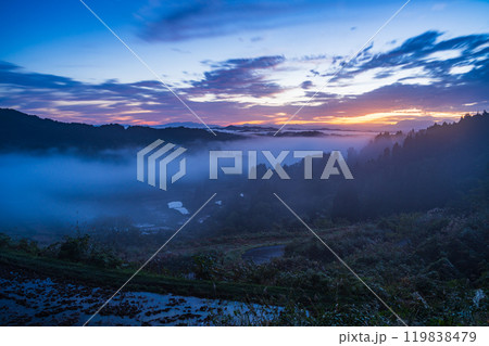 【新潟県】雲海に包まれた秋の星峠・棚田 夜明け 【新潟県】雲海に包まれた秋の星峠・棚田 夜明け 119838479
