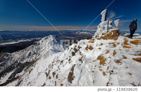 冬の八ヶ岳連峰・赤岳山頂から見る阿弥陀岳と御嶽・乗鞍・北アルプスの山並み 冬の八ヶ岳連峰・赤岳山頂から見る阿弥陀岳と御嶽・乗鞍・北アルプスの山並み 119838620