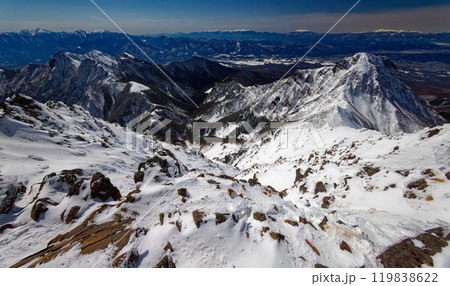 厳冬の八ヶ岳連峰・赤岳山頂から権現岳・阿弥陀岳と南アルプス・乗鞍岳の眺め 119838622