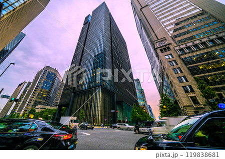 日本の東京都市景観  大手町駅前の交差点。タクシーや自動車が行き交う…正面は大手町タワー＝11月1日 119838681