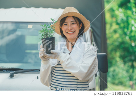 花苗を持つ花農家の女性 119838765