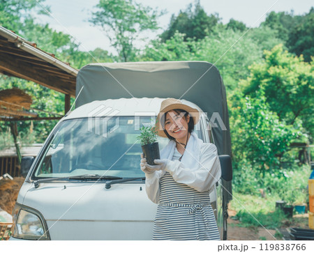 花苗を持つ花農家の女性 花苗を持つ花農家の女性 119838766