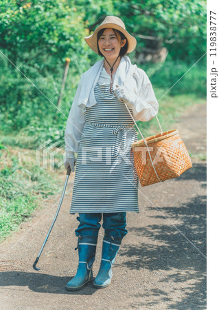 花を摘む花き農家 花を摘む花き農家 119838777