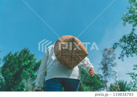 山で収穫かごをさげている若い女性 119838785