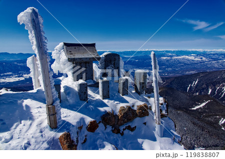 厳冬の八ヶ岳連峰・赤岳山頂から見る北アルプスの山並み 119838807