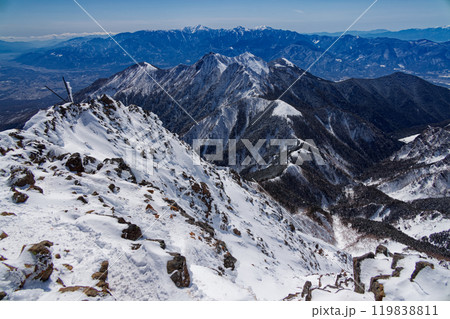 厳冬の八ヶ岳連峰・赤岳山頂から見る権現岳と南アルプス 厳冬の八ヶ岳連峰・赤岳山頂から見る権現岳と南アルプス 119838811