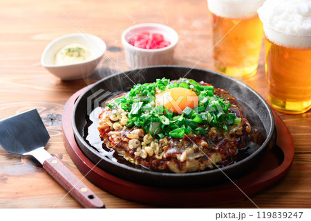 鉄板で焼いたねぎたっぷりの お月見お好み焼き ( ネギ玉 ネギ焼き ) 鉄板で焼いたねぎたっぷりの お月見お好み焼き ( ネギ玉 ネギ焼き ) 119839247