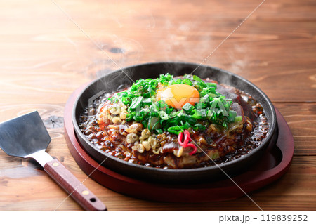 鉄板で焼いたねぎたっぷりの お月見お好み焼き （ ネギ玉 ネギ焼き ） 119839252