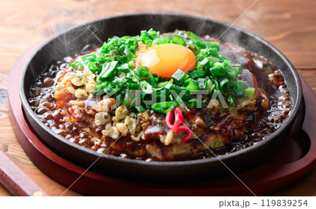 鉄板で焼いたねぎたっぷりの お月見お好み焼き ( ネギ玉 ネギ焼き ) 鉄板で焼いたねぎたっぷりの お月見お好み焼き ( ネギ玉 ネギ焼き ) 119839254