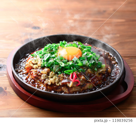 鉄板で焼いたねぎたっぷりの お月見お好み焼き （ ネギ玉 ネギ焼き ） 119839256