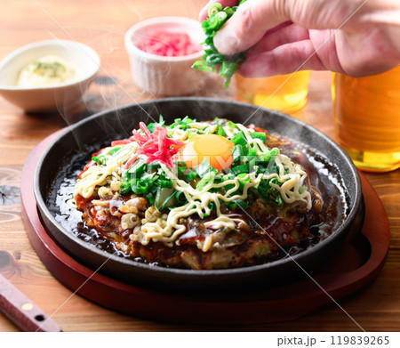 鉄板で焼いたねぎたっぷりの お月見お好み焼き （ ネギ玉 ネギ焼き ） 119839265