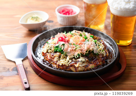 鉄板で焼いたねぎたっぷりの お月見お好み焼き （ ネギ玉 ネギ焼き ） 119839269