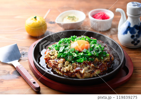鉄板で焼いたねぎたっぷりの お月見お好み焼き ( ネギ玉 ネギ焼き ) 鉄板で焼いたねぎたっぷりの お月見お好み焼き ( ネギ玉 ネギ焼き ) 119839275