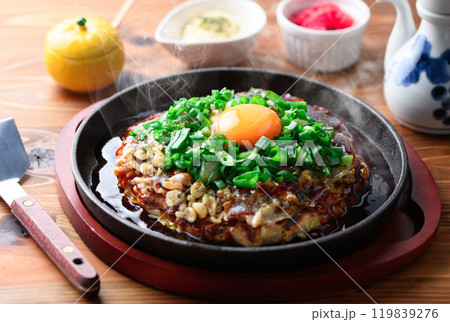 鉄板で焼いたねぎたっぷりの お月見お好み焼き （ ネギ玉 ネギ焼き ） 119839276