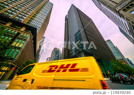 日本の東京都市景観 大手町駅前の交差点。DHLやタクシー…正面は大手町タワー=11月1日 日本の東京都市景観 大手町駅前の交差点。DHLやタクシー…正面は大手町タワー=11月1日 119839280