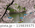 千鳥ヶ淵の堀でボートに乗り満開の桜を楽しむ多くの人々 119839375