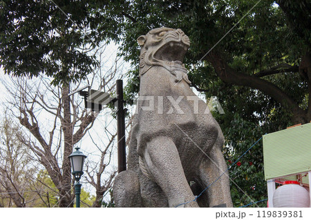 青空の下で邪気を払うように咆哮する神社の狛犬(阿形)の石像 青空の下で邪気を払うように咆哮する神社の狛犬(阿形)の石像 119839381