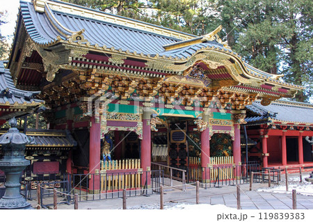 世界遺産の日光山輪王寺にある重要文化財の二天門と冬の静かな境内 119839383