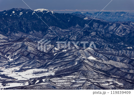冬の八ヶ岳連峰・赤岳山頂から見る金峰山と大菩薩の山並み 119839409