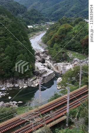新緑の中を走る鉄道と寝覚ノ床 新緑の中を走る鉄道と寝覚ノ床 119839454
