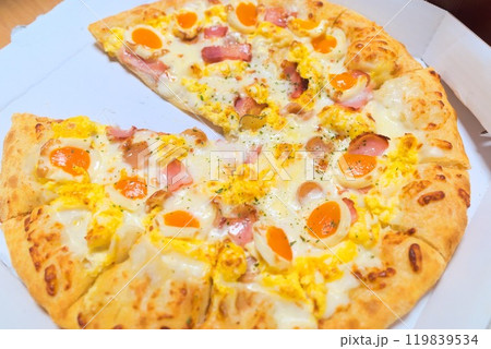 至福の朝食 - とろ~り半熟卵のマヨネーズピザ 至福の朝食 - とろ~り半熟卵のマヨネーズピザ 119839534