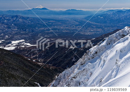 冬の八ヶ岳連峰・赤岳山頂から見る富士山 冬の八ヶ岳連峰・赤岳山頂から見る富士山 119839569