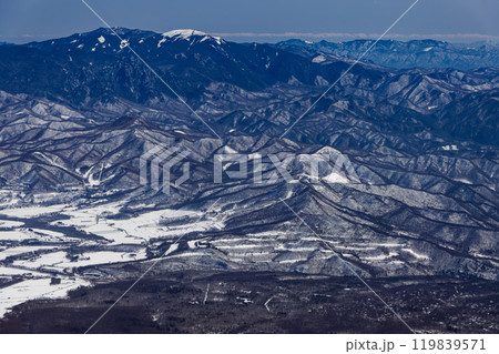 冬の八ヶ岳連峰・赤岳山頂から見る金峰山と大菩薩の山並み 119839571