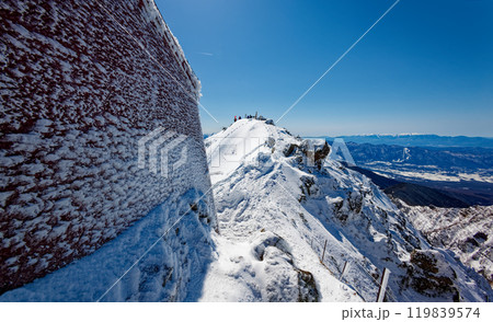 厳冬の八ヶ岳連峰・赤岳山頂の風景 厳冬の八ヶ岳連峰・赤岳山頂の風景 119839574