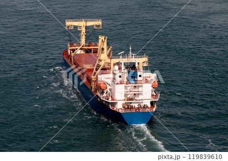来島海峡から斎灘に向かう貨物船 来島海峡から斎灘に向かう貨物船 119839610