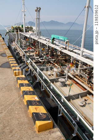 今治蔵敷埠頭に係留されたケミカル船 今治蔵敷埠頭に係留されたケミカル船 119839612