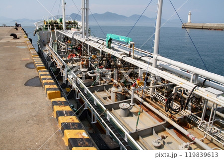 今治蔵敷埠頭に係留されたケミカル船 今治蔵敷埠頭に係留されたケミカル船 119839613