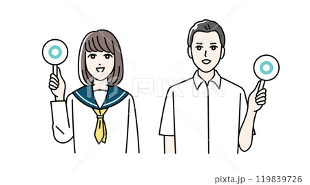 まるばつ札をあげる高校生の男女のイラスト 119839726
